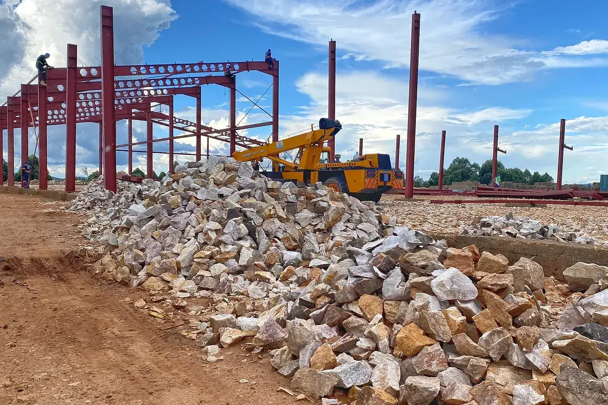 Khung cột kèo thép nhà xưởng đã dựng trên mặt bằng