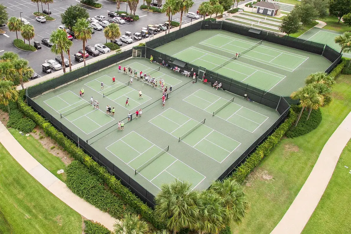 Cụm sân Pickleball nhìn từ trên cao với hàng rào bao quanh